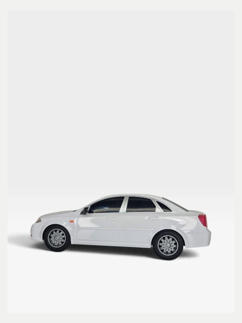 Oq Chevrolet Cobalt o'yinchoq mashina