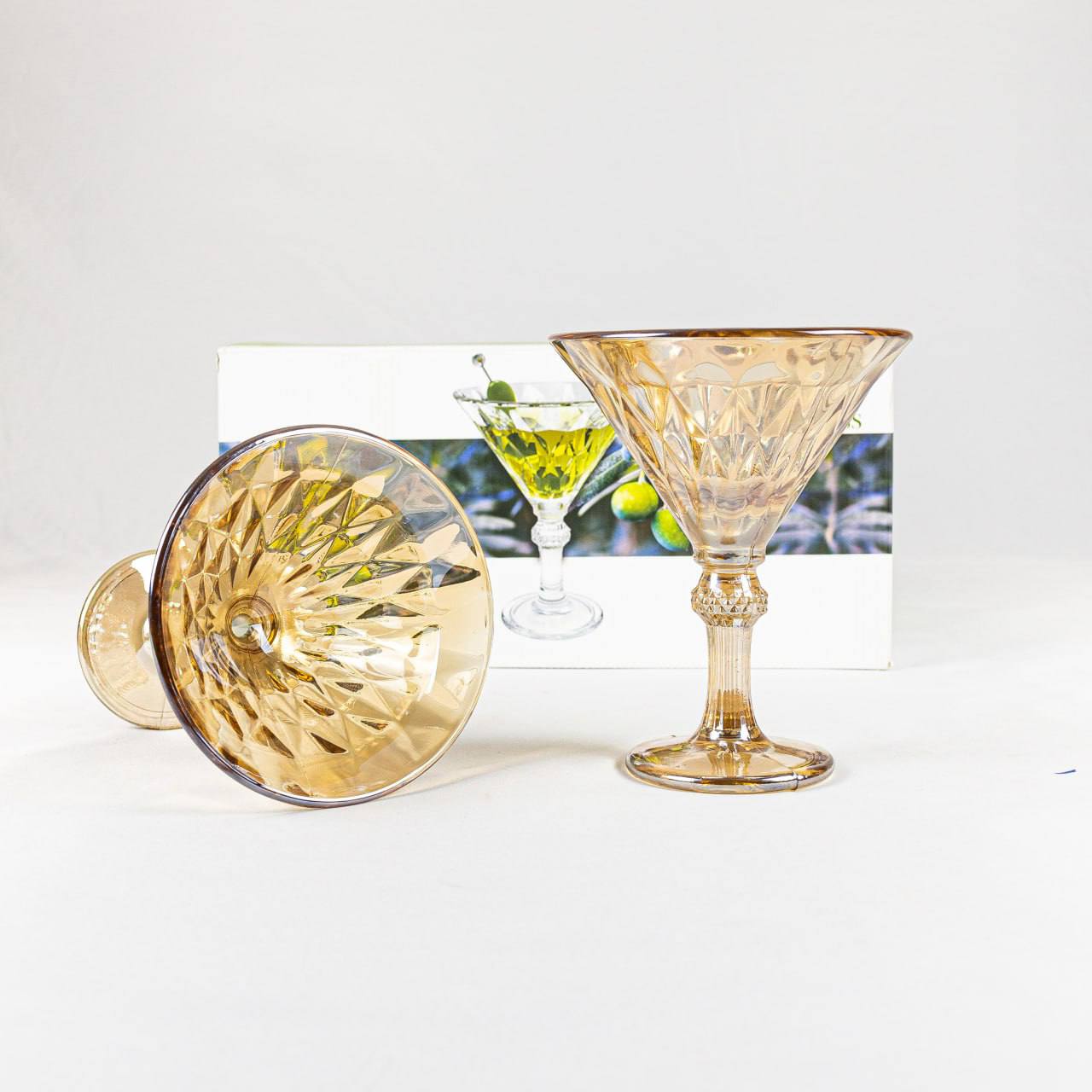 Rhyton V240 tilla rangli shishadan tayyorlangan kokteyl qadah