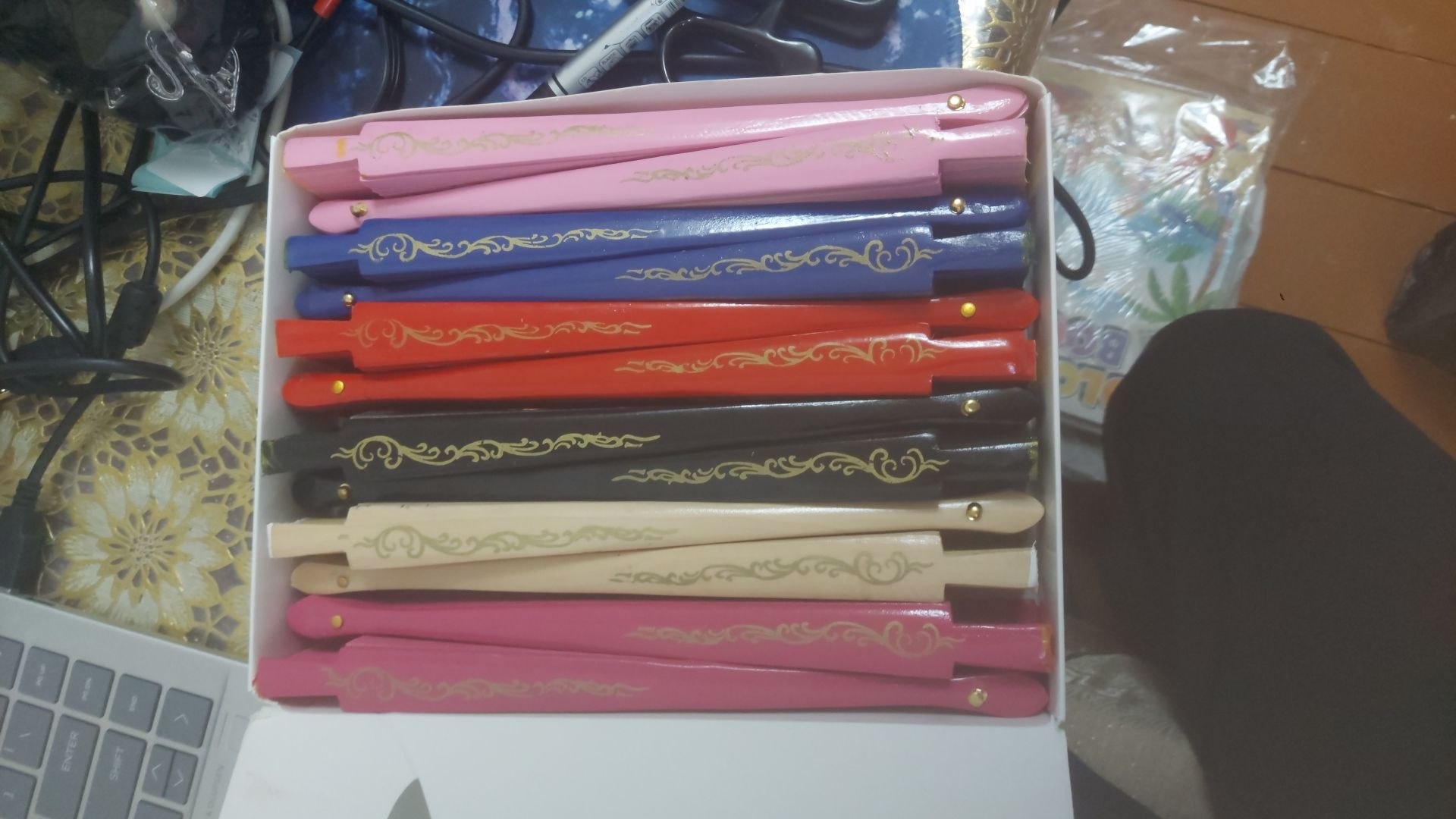 Naqshli yig'iluvchi qo'l yelpig'ichi - Qizil